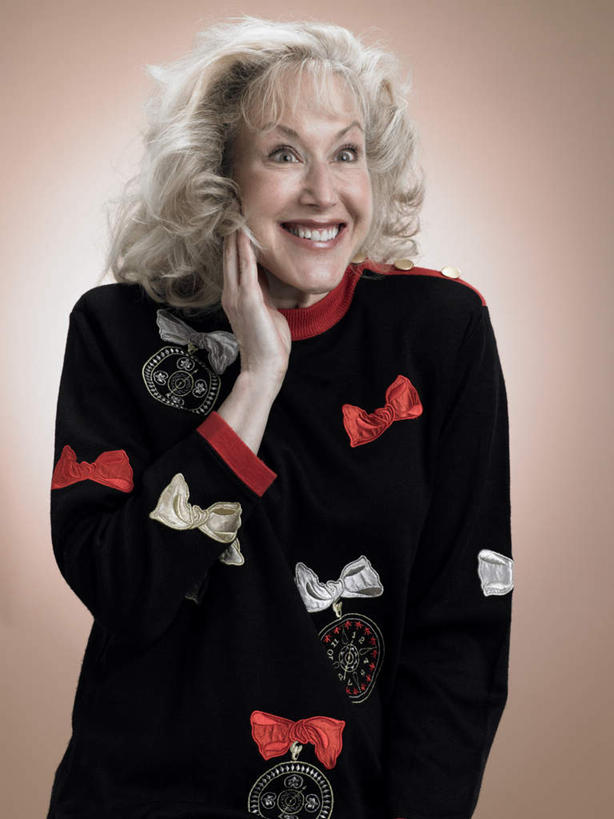 西方人,一个人,笑,摸,微笑,露齿笑,竖图,室内,白天,正面,欧洲,欧洲人,仅一个女性,仅一个人,抚摸,服装,注视,休闲装,衣服,观察,看,休闲,休闲服,摄影,服饰,仅一个老年女性,影棚,观看,察看,关注,老年女性,女人,女性,白种人,触摸,接触,半身,彩图,影棚拍摄,拍摄