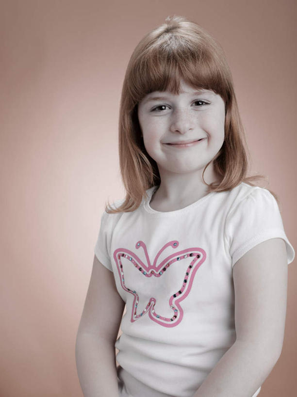 西方人,儿童,一个人,笑,微笑,竖图,室内,白天,正面,纯洁,欧洲,欧洲人,仅一个女性,仅一个人,服装,注视,休闲装,小孩,衣服,观察,看,仅一个小孩,休闲,休闲服,可爱,童年,童趣,摄影,服饰,影棚,观看,察看,关注,童真,烂漫,无邪,天真,女孩,女人,女性,白种人,孩子,半身,彩图,影棚拍摄,拍摄,女生