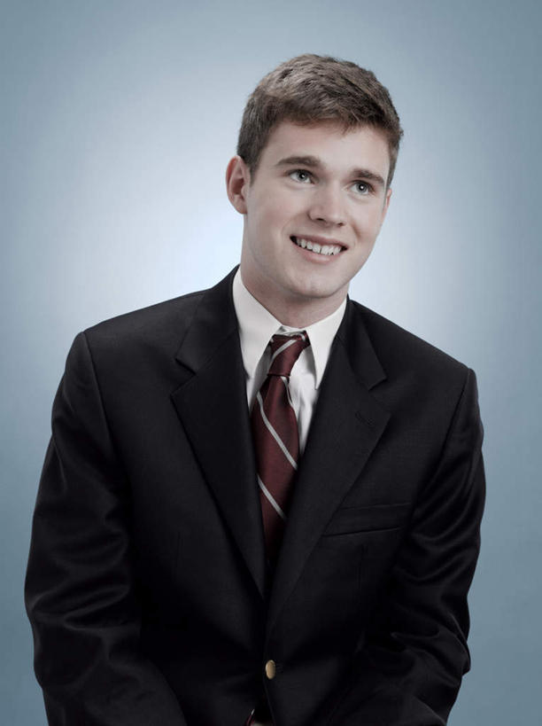 西方人,一个人,商务人士,商务男性,站,笑,微笑,露齿笑,竖图,室内,白天,正面,衬衫,欧洲,欧洲人,仅一个男性,仅一个人,套装,领带,注视,仅一个年轻男性,观察,看,站着,摄影,影棚,观看,察看,象征,庄重,关注,商务装,身份,工薪阶层,正式,地位,男人,男性,年轻男性,白种人,白领,上班族,站立,半身,彩图,影棚拍摄,衬衣,拍摄