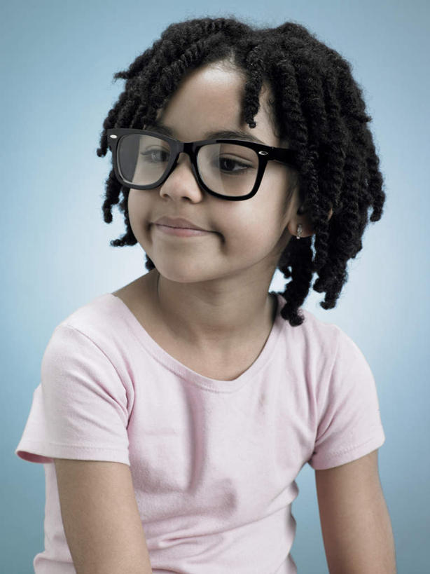 西方人,儿童,一个人,笑,微笑,竖图,室内,白天,正面,纯洁,欧洲,欧洲人,仅一个女性,仅一个人,服装,眼镜,注视,休闲装,小孩,衣服,观察,看,仅一个小孩,休闲,休闲服,可爱,童年,童趣,摄影,服饰,影棚,观看,察看,关注,近视眼镜,童真,烂漫,无邪,天真,女孩,女人,女性,白种人,孩子,半身,彩图,影棚拍摄,拍摄,女生