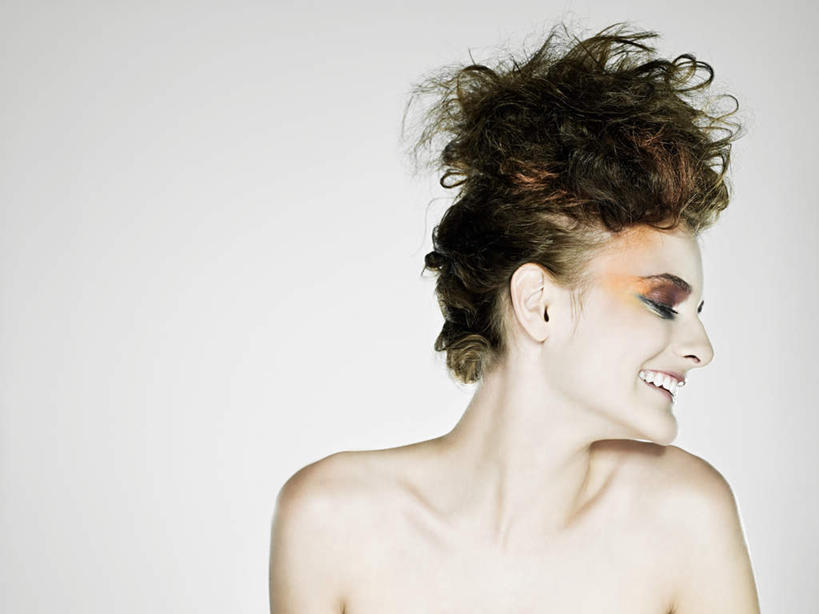 西方人,脸,头,脸颊,锁骨,肩胛骨,胸骨,肋骨,一个人,闭眼,笑,微笑,露齿笑,横图,室内,特写,白天,白色背景,正面,化妆,美容,欧洲,欧洲人,仅一个年轻女性,仅一个女性,仅一个人,护肤,裸露,保养,享受,休闲,放松,保健,摄影,影棚,赤裸,裸,养颜,胸椎,腰骨,肋软骨,尤物,年轻女性,女人,女性,白种人,头部,脸部,脸蛋,面部,闭眼睛,闭着眼,闭着眼睛,半身,彩图,影棚拍摄,拍摄,佳丽,美人