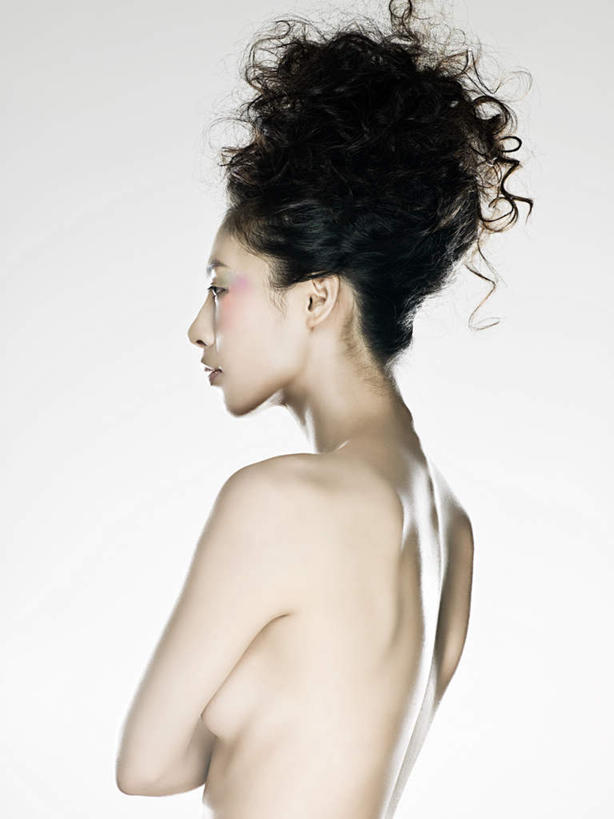 东方人,脖子,一个人,竖图,室内,特写,白天,白色背景,侧面,亚洲,仅一个年轻女性,仅一个女性,仅一个人,注视,黄种人,裸露,肩膀,观察,看,遮,遮掩,摄影,影棚,赤裸,观看,察看,掩盖,遮挡,关注,裸,遮盖,掩饰,尤物,年轻女性,女人,女性,亚洲人,脖,颈,颈部,半身,彩图,影棚拍摄,拍摄,佳丽,美人