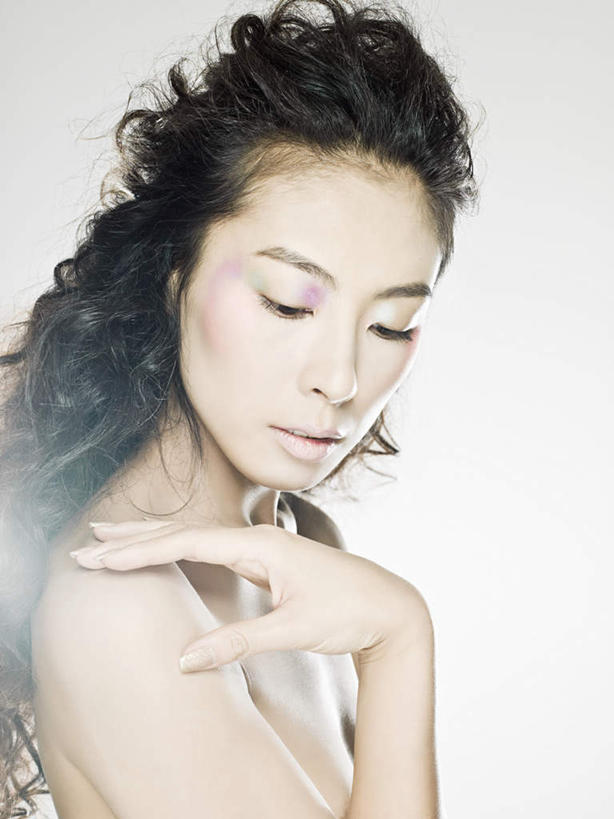 东方人,脸,头,脸颊,手,头发,一个人,闭眼,摸,竖图,室内,特写,白天,白色背景,侧面,亚洲,仅一个年轻女性,仅一个女性,仅一个人,抚摸,黄种人,裸露,黄色,手部,摄影,影棚,赤裸,裸,尤物,年轻女性,女人,女性,亚洲人,头部,长发,卷发,脸部,脸蛋,面部,闭眼睛,闭着眼,闭着眼睛,触摸,接触,半身,彩图,影棚拍摄,拍摄,佳丽,美人