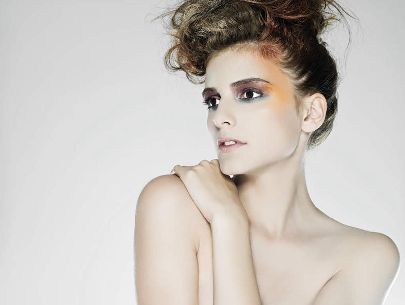 西方人,脸,头,脸颊,手,锁骨,肩胛骨,胸骨,肋骨,头发,一个人,摸,横图,室内,特写,白天,白色背景,正面,化妆,美容,欧洲,欧洲人,仅一个年轻女性,仅一个女性,仅一个人,抚摸,护肤,注视,裸露,黄色,观察,看,保养,享受,休闲,手部,放松,保健,摄影,影棚,赤裸,观看,察看,关注,裸,养颜,胸椎,腰骨,肋软骨,尤物,年轻女性,女人,女性,白种人,头部,长发,卷发,脸部,脸蛋,面部,触摸,接触,半身,彩图,影棚拍摄,拍摄,佳丽,美人