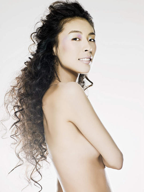 东方人,脸,头,脸颊,头发,一个人,笑,微笑,露齿笑,竖图,室内,白天,白色背景,侧面,亚洲,仅一个年轻女性,仅一个女性,仅一个人,注视,黄种人,裸露,肩膀,黄色,观察,看,摄影,影棚,赤裸,观看,察看,关注,裸,尤物,年轻女性,女人,女性,亚洲人,头部,长发,卷发,脸部,脸蛋,面部,半身,彩图,影棚拍摄,拍摄,佳丽,美人