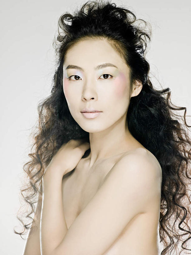 东方人,脸,头,脸颊,手,头发,一个人,摸,竖图,室内,特写,白天,白色背景,正面,亚洲,仅一个年轻女性,仅一个女性,仅一个人,抚摸,注视,黄种人,裸露,黄色,观察,看,手部,遮,遮掩,摄影,影棚,赤裸,观看,察看,掩盖,遮挡,关注,裸,遮盖,掩饰,尤物,年轻女性,女人,女性,亚洲人,头部,长发,卷发,脸部,脸蛋,面部,触摸,接触,半身,彩图,影棚拍摄,拍摄,佳丽,美人