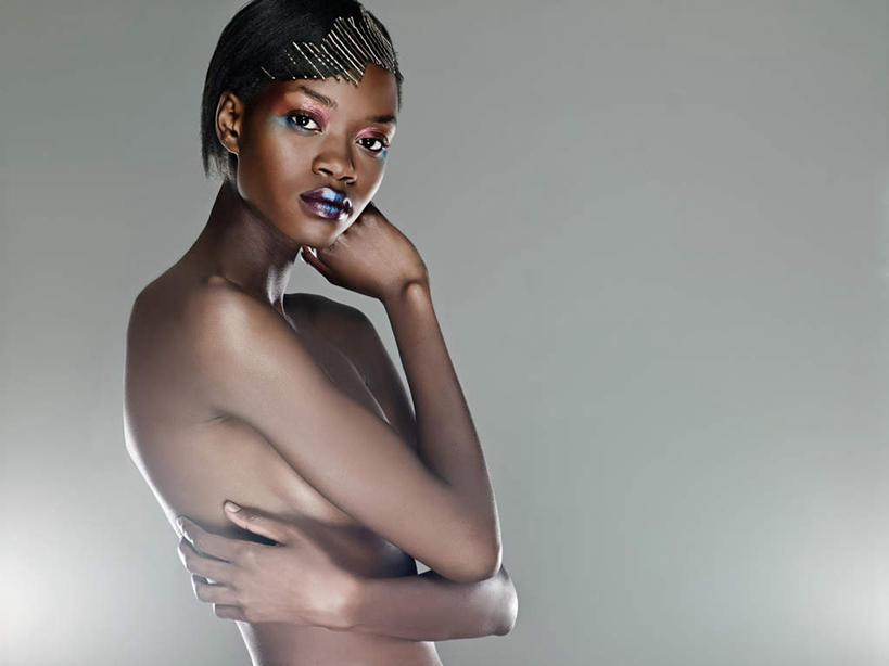 西方人,脸,头,脸颊,手,一个人,摸,横图,室内,白天,侧面,化妆,美容,欧洲,非洲,黑人,欧洲人,仅一个年轻女性,仅一个女性,仅一个人,抚摸,护肤,灰色背景,注视,裸露,观察,看,保养,享受,休闲,手部,放松,遮,遮掩,保健,摄影,影棚,赤裸,观看,察看,掩盖,遮挡,关注,裸,遮盖,养颜,掩饰,尤物,年轻女性,女人,女性,非洲人,头部,脸部,脸蛋,面部,触摸,接触,半身,彩图,影棚拍摄,拍摄,佳丽,美人