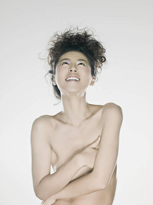 东方人,手,锁骨,肩胛骨,胸骨,肋骨,一个人,双手交叉,竖图,室内,特写,白天,白色背景,正面,亚洲,仅一个年轻女性,仅一个女性,仅一个人,注视,黄种人,裸露,肩膀,观察,看,手部,遮,遮掩,摄影,影棚,赤裸,观看,察看,掩盖,双手抱胸,遮挡,关注,裸,遮盖,掩饰,胸椎,腰骨,肋软骨,尤物,年轻女性,女人,女性,亚洲人,半身,彩图,影棚拍摄,拍摄,佳丽,美人