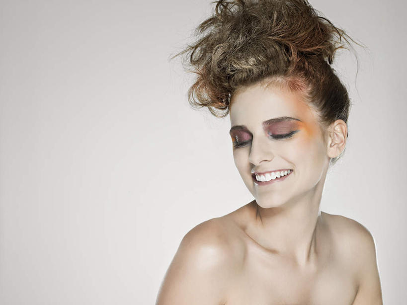 西方人,脸,头,脸颊,脖子,锁骨,肩胛骨,胸骨,肋骨,头发,一个人,闭眼,笑,微笑,露齿笑,横图,室内,特写,白天,白色背景,正面,欧洲,欧洲人,仅一个年轻女性,仅一个女性,仅一个人,裸露,肩膀,黄色,摄影,影棚,赤裸,裸,胸椎,腰骨,肋软骨,尤物,年轻女性,女人,女性,白种人,头部,长发,卷发,脖,颈,颈部,脸部,脸蛋,面部,闭眼睛,闭着眼,闭着眼睛,半身,彩图,影棚拍摄,拍摄,佳丽,美人