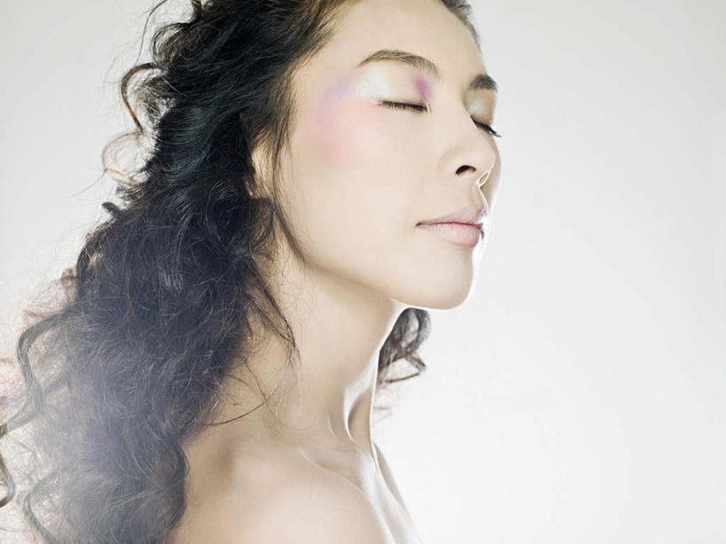 东方人,脸,头,脸颊,脖子,头发,一个人,闭眼,横图,室内,特写,白天,白色背景,侧面,化妆,美容,亚洲,仅一个年轻女性,仅一个女性,仅一个人,护肤,黄种人,裸露,肩膀,黄色,保养,享受,休闲,放松,保健,摄影,影棚,赤裸,裸,养颜,尤物,年轻女性,女人,女性,亚洲人,头部,长发,卷发,脖,颈,颈部,脸部,脸蛋,面部,闭眼睛,闭着眼,闭着眼睛,半身,彩图,影棚拍摄,拍摄,佳丽,美人