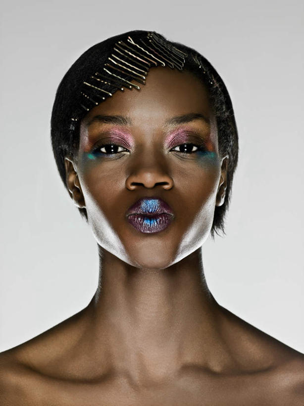 西方人,脸,头,嘴,脸颊,脖子,锁骨,肩胛骨,胸骨,肋骨,一个人,竖图,室内,特写,白天,白色背景,正面,化妆,美容,欧洲,非洲,黑人,欧洲人,仅一个年轻女性,仅一个女性,仅一个人,护肤,注视,裸露,肩膀,嘟嘴,观察,看,保养,享受,休闲,撅嘴,放松,保健,摄影,影棚,赤裸,观看,察看,关注,裸,养颜,胸椎,腰骨,肋软骨,尤物,年轻女性,女人,女性,非洲人,头部,脖,颈,颈部,脸部,脸蛋,面部,嘴巴,嘴唇,半身,彩图,影棚拍摄,拍摄,佳丽,美人