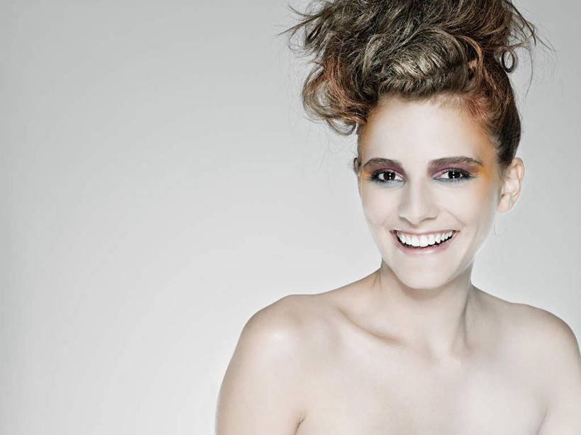 西方人,脸,头,脸颊,脖子,锁骨,肩胛骨,胸骨,肋骨,头发,一个人,笑,大笑,横图,室内,特写,白天,白色背景,正面,化妆,美容,兴奋,欧洲,欧洲人,仅一个年轻女性,仅一个女性,仅一个人,护肤,注视,裸露,肩膀,黄色,观察,看,张嘴,保养,享受,休闲,放松,保健,摄影,影棚,赤裸,观看,察看,关注,裸,张大嘴巴,养颜,哈哈大笑,胸椎,腰骨,肋软骨,尤物,年轻女性,女人,女性,白种人,头部,长发,卷发,脖,颈,颈部,脸部,脸蛋,面部,张开嘴,半身,彩图,影棚拍摄,高兴,狂笑,拍摄,佳丽,美人