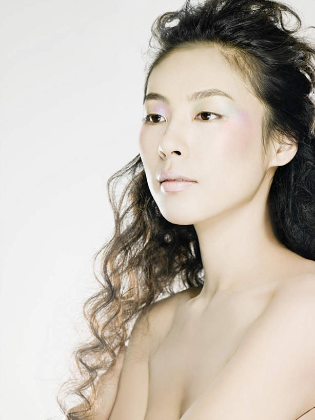 东方人,脸,头,脸颊,脖子,头发,一个人,竖图,室内,特写,白天,白色背景,正面,亚洲,仅一个年轻女性,仅一个女性,仅一个人,注视,黄种人,裸露,肩膀,黄色,观察,看,摄影,影棚,赤裸,观看,察看,关注,裸,尤物,年轻女性,女人,女性,亚洲人,头部,长发,卷发,脖,颈,颈部,脸部,脸蛋,面部,半身,彩图,影棚拍摄,拍摄,佳丽,美人