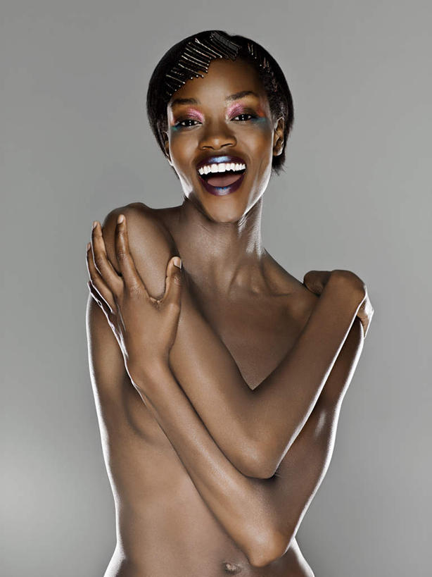 西方人,脸,头,脸颊,一个人,笑,双手交叉,大笑,竖图,室内,白天,正面,化妆,美容,兴奋,欧洲,非洲,黑人,欧洲人,仅一个年轻女性,仅一个女性,仅一个人,护肤,灰色背景,注视,裸露,观察,看,张嘴,保养,享受,休闲,放松,遮,遮掩,保健,摄影,影棚,赤裸,观看,察看,掩盖,双手抱胸,遮挡,关注,裸,张大嘴巴,遮盖,养颜,哈哈大笑,掩饰,尤物,年轻女性,女人,女性,非洲人,头部,脸部,脸蛋,面部,张开嘴,半身,彩图,影棚拍摄,高兴,狂笑,拍摄,佳丽,美人