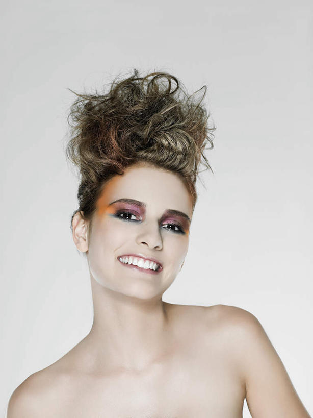 西方人,脸,头,脸颊,脖子,锁骨,肩胛骨,胸骨,肋骨,头发,一个人,笑,微笑,露齿笑,竖图,室内,特写,白天,白色背景,正面,化妆,美容,欧洲,欧洲人,仅一个年轻女性,仅一个女性,仅一个人,护肤,注视,裸露,肩膀,黄色,观察,看,保养,享受,休闲,放松,保健,摄影,影棚,赤裸,观看,察看,关注,裸,养颜,胸椎,腰骨,肋软骨,尤物,年轻女性,女人,女性,白种人,头部,长发,卷发,脖,颈,颈部,脸部,脸蛋,面部,半身,彩图,影棚拍摄,拍摄,佳丽,美人