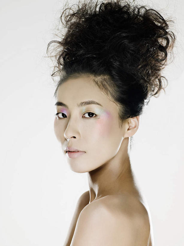 东方人,脸,头,脸颊,脖子,头发,一个人,竖图,室内,特写,白天,白色背景,正面,化妆,美容,亚洲,仅一个年轻女性,仅一个女性,仅一个人,护肤,扭头,注视,黄种人,裸露,肩膀,黄色,观察,看,转头,保养,享受,休闲,放松,保健,摄影,影棚,赤裸,观看,察看,关注,裸,养颜,尤物,年轻女性,女人,女性,亚洲人,头部,长发,卷发,脖,颈,颈部,脸部,脸蛋,面部,半身,彩图,影棚拍摄,拍摄,佳丽,美人