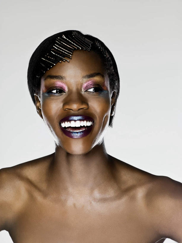 西方人,脸,头,脸颊,脖子,锁骨,肩胛骨,胸骨,肋骨,一个人,笑,大笑,竖图,室内,特写,白天,白色背景,正面,化妆,美容,兴奋,欧洲,非洲,黑人,欧洲人,仅一个年轻女性,仅一个女性,仅一个人,护肤,注视,裸露,肩膀,观察,看,张嘴,保养,享受,休闲,放松,保健,摄影,影棚,赤裸,观看,察看,关注,裸,张大嘴巴,养颜,哈哈大笑,胸椎,腰骨,肋软骨,尤物,年轻女性,女人,女性,非洲人,头部,脖,颈,颈部,脸部,脸蛋,面部,张开嘴,半身,彩图,影棚拍摄,高兴,狂笑,拍摄,佳丽,美人