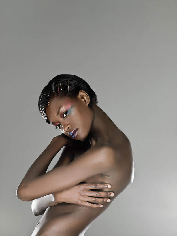 西方人,脸,头,脸颊,一个人,双手交叉,竖图,室内,白天,侧面,化妆,美容,欧洲,非洲,黑人,欧洲人,仅一个年轻女性,仅一个女性,仅一个人,护肤,灰色背景,注视,裸露,观察,看,保养,享受,休闲,放松,遮,遮掩,保健,摄影,影棚,赤裸,观看,察看,掩盖,双手抱胸,遮挡,关注,裸,遮盖,养颜,掩饰,尤物,年轻女性,女人,女性,非洲人,头部,脸部,脸蛋,面部,半身,彩图,影棚拍摄,拍摄,佳丽,美人