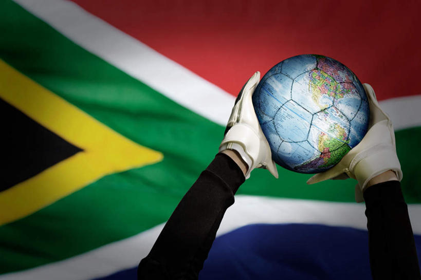 西方人,一个人,无人,举,横图,室内,白天,正面,运动服,安全,数码,仪器,科技,足球,海洋,地图,旗帜,国旗,欧洲,欧洲人,仅一个男性,仅一个人,握,阴影,服装,网格,网络,地球仪,线条,世界地图,地球,陆地,防护,足球装备,高光,几何,计算机图形,拿,合成,全球,拿着,运动器械,球,仅一个年轻男性,衣服,经纬线,模型,手套,托,球体,健身器械,握着,地理,国家,服饰,保护,电脑合成图,数码合成图,大陆,世界,衣着,合成图,穿着,保险,纬线,健身器材,版图,经线,经纬仪,地理学,写实,具体,具象,保全,周全,安稳,安定,蹴鞠,防护手套,衣饰,平安,足球运动,男人,男性,年轻男性,白种人,旗,举起,举手,举着,向上举,向上伸,向上托,半身,彩图,大洋,大洲,运动器材,运动装