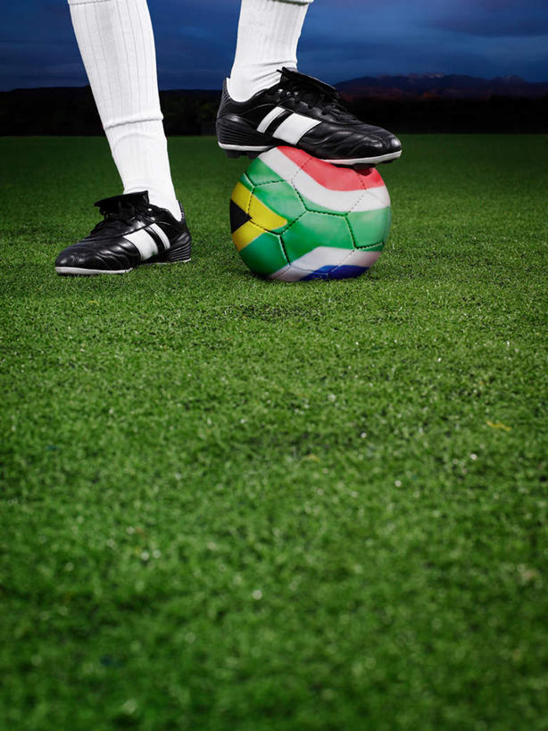 西方人,一个人,无人,竖图,室内,白天,正面,运动鞋,数码,科技,足球,草地,草坪,植物,旗帜,国旗,鞋子,欧洲,欧洲人,仅一个男性,仅一个人,阴影,网络,足球装备,高光,几何,计算机图形,合成,运动器械,袜子,踩,草,仅一个年轻男性,绿色,踩着,健身器械,休闲鞋,长袜,电脑合成图,数码合成图,合成图,健身器材,长筒袜,写实,具体,具象,蹴鞠,长统袜,足球运动,男人,男性,年轻男性,白种人,旗,半身,彩图,运动器材