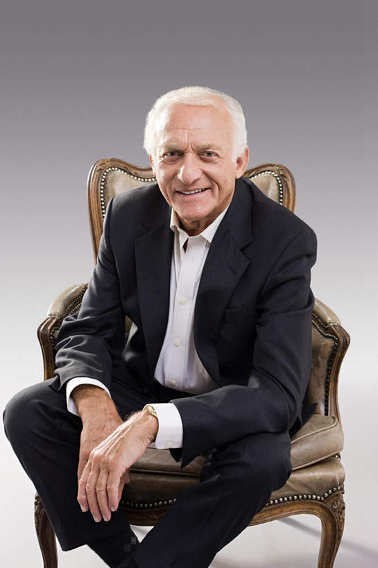 西方人,一个人,坐,笑,微笑,露齿笑,竖图,室内,白天,正面,衬衫,西装,椅子,欧洲,欧洲人,仅一个男性,仅一个人,灰色背景,套装,正装,木椅,注视,职业装,观察,看,仅一个老年男性,摄影,影棚,观看,察看,关注,老年男性,男人,男性,白种人,坐着,半身,彩图,影棚拍摄,衬衣,拍摄