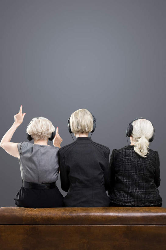 西方人,三个人,伙伴,朋友,坐,举,竖图,室内,白天,衬衫,西装,快乐,满意,友谊,幸福,椅子,欧洲,欧洲人,一排,灰色背景,套装,正装,整齐,木椅,领带,音响,音乐,听,职业装,娱乐,排列,背面,耳机,托,享受,休闲,放松,摄影,影棚,舒适,享乐,队列,友情,老年女性,女人,女性,白种人,举起,举手,举着,向上举,向上伸,向上托,坐着,半身,彩图,影棚拍摄,衬衣,拍摄