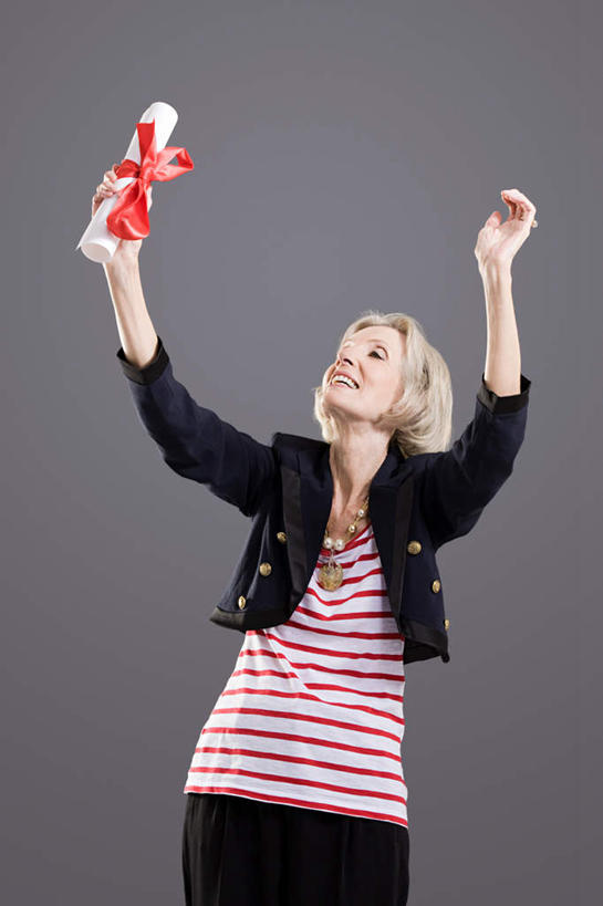 西方人,一个人,站,举,竖图,室内,白天,正面,欧洲,欧洲人,仅一个女性,仅一个人,握,灰色背景,服装,丝绸,丝带,文凭,缎带,拿,拿着,注视,休闲装,绸带,衣服,红色,观察,看,托,站着,休闲,休闲服,握着,摄影,服饰,仅一个老年女性,影棚,观看,察看,证书,关注,学位证,学位证书,老年女性,女人,女性,白种人,举起,举手,举着,向上举,向上伸,向上托,站立,半身,彩图,影棚拍摄,拍摄