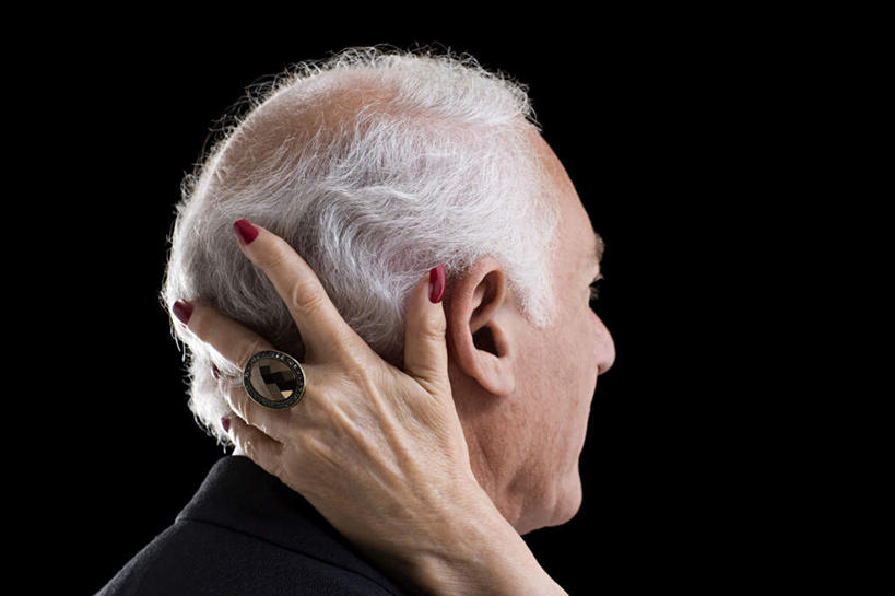 西方人,老年人,脸,头,脸颊,手,两个人,家庭,夫妻,摸,横图,室内,特写,白天,侧面,爱情,欧洲,欧洲人,抚摸,黑色背景,装饰,浪漫,指甲油,注视,装饰品,戒指,饰品,首饰,观察,看,温暖,温馨,一家人,手部,恩爱,恋人,摄影,影棚,观看,华丽,修饰,信物,点缀,和睦,察看,权利,关注,衬托,美观,雅致,雅观,手饰,老年男性,老年女性,男人,男性,女人,女性,白种人,头部,脸部,脸蛋,面部,夫妇,情侣,触摸,接触,半身,彩图,影棚拍摄,拍摄,伴侣,融洽