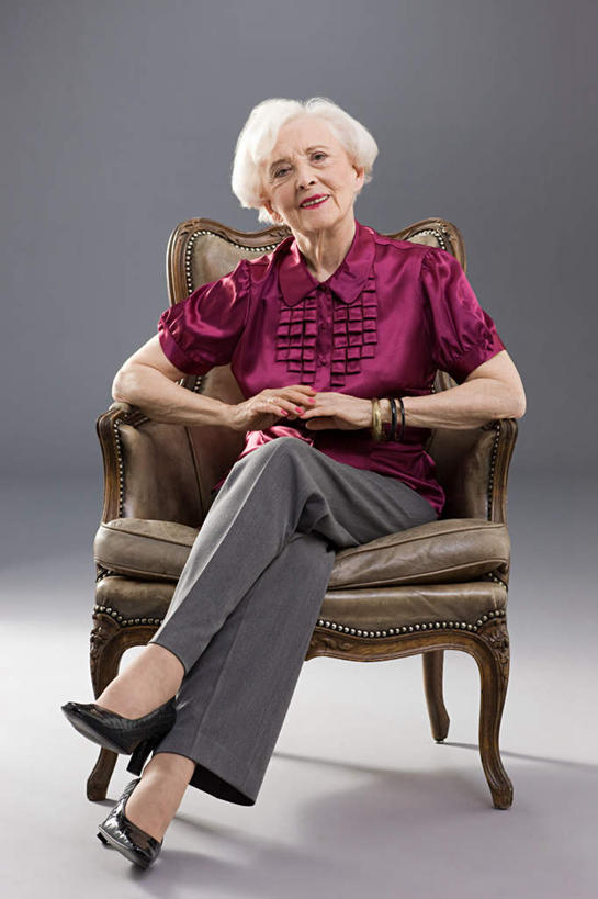 西方人,一个人,坐,竖图,室内,白天,正面,高跟鞋,时尚,鞋子,椅子,欧洲,欧洲人,仅一个女性,仅一个人,灰色背景,服装,木椅,二郎腿,注视,休闲装,装饰品,衣服,饰品,手链,首饰,观察,看,休闲,休闲服,摄影,服饰,手镯,仅一个老年女性,影棚,观看,察看,关注,时髦,镯子,时兴,老年女性,女人,女性,白种人,坐着,彩图,全身,影棚拍摄,拍摄