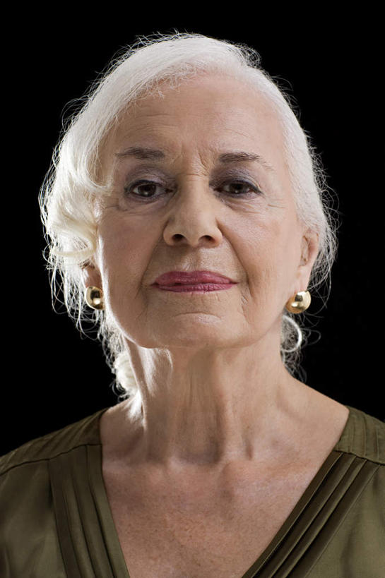 西方人,脸,头,脸颊,脖子,头发,一个人,竖图,室内,特写,白天,正面,欧洲,欧洲人,仅一个女性,仅一个人,黑色背景,服装,注视,休闲装,肩膀,衣服,白色,耳环,观察,看,休闲,休闲服,摄影,服饰,仅一个老年女性,影棚,观看,察看,关注,耳饰,老年女性,女人,女性,白种人,头部,直发,脖,颈,颈部,脸部,脸蛋,面部,半身,彩图,影棚拍摄,拍摄,短发