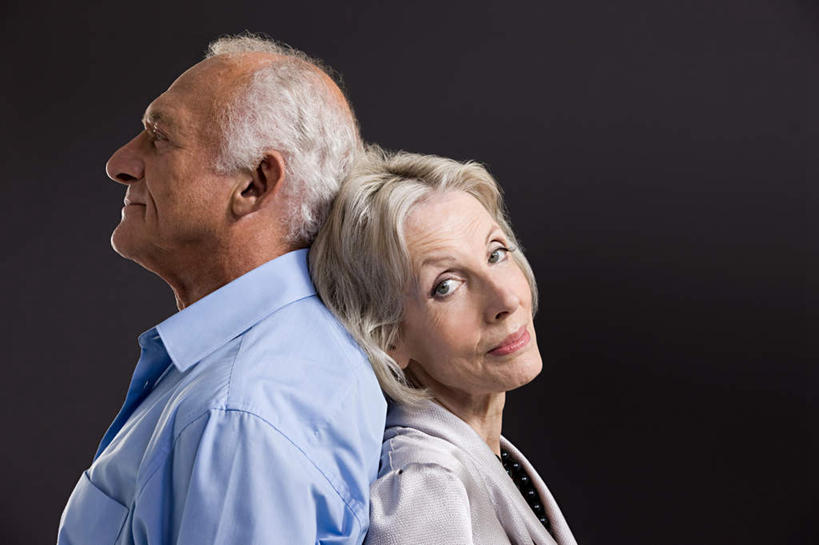 西方人,老年人,两个人,家庭,夫妻,站,闭眼,笑,微笑,横图,室内,白天,侧面,爱情,安全,欧洲,欧洲人,黑色背景,服装,浪漫,依靠,注视,休闲装,衣服,观察,看,倚靠,站着,背靠背,休闲,温暖,温馨,一家人,休闲服,恩爱,背对背,恋人,摄影,服饰,影棚,观看,和睦,察看,关注,信任,老年男性,老年女性,男人,男性,女人,女性,白种人,夫妇,情侣,闭眼睛,闭着眼,闭着眼睛,站立,半身,彩图,影棚拍摄,拍摄,伴侣,融洽