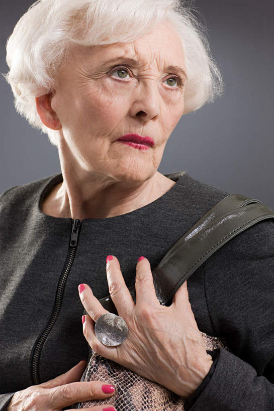 西方人,脸,头,脸颊,手,一个人,竖图,室内,特写,白天,正面,爱情,欧洲,欧洲人,仅一个女性,仅一个人,灰色背景,服装,装饰,包,皮包,浪漫,指甲油,注视,休闲装,装饰品,衣服,戒指,饰品,首饰,观察,看,休闲,手部,休闲服,恩爱,摄影,服饰,仅一个老年女性,影棚,观看,华丽,修饰,单肩包,信物,点缀,察看,权利,关注,衬托,美观,雅致,雅观,手饰,老年女性,女人,女性,白种人,头部,脸部,脸蛋,面部,半身,彩图,影棚拍摄,拍摄