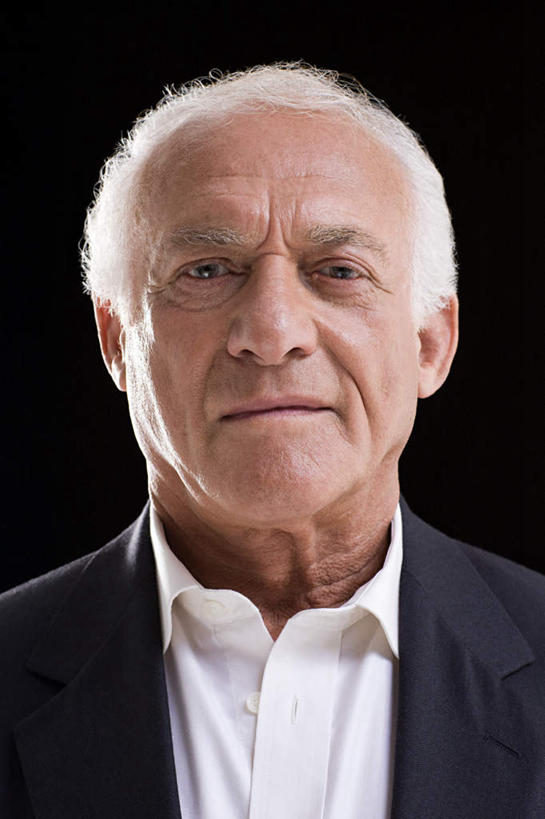 西方人,脸,头,脸颊,头发,一个人,笑,微笑,竖图,室内,特写,白天,正面,衬衫,西装,欧洲,欧洲人,仅一个男性,仅一个人,黑色背景,套装,正装,注视,职业装,白色,观察,看,仅一个老年男性,摄影,影棚,观看,察看,关注,老年男性,男人,男性,白种人,头部,直发,脸部,脸蛋,面部,半身,彩图,影棚拍摄,衬衣,拍摄,短发