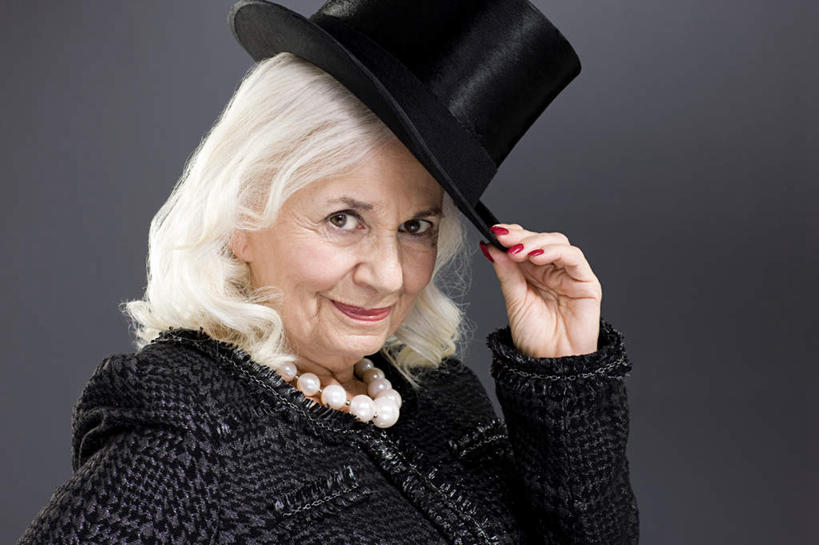 西方人,脸,头,脸颊,手,头发,一个人,笑,微笑,横图,室内,白天,正面,帽子,项链,欧洲,欧洲人,仅一个女性,仅一个人,握,灰色背景,服装,装饰,拿,指甲油,拿着,注视,休闲装,礼帽,装饰品,衣服,白色,饰品,首饰,观察,看,休闲,手部,休闲服,握着,摄影,服饰,仅一个老年女性,影棚,观看,华丽,修饰,点缀,察看,关注,衬托,美观,雅致,雅观,老年女性,女人,女性,白种人,头部,长发,直发,脸部,脸蛋,面部,半身,彩图,影棚拍摄,拍摄