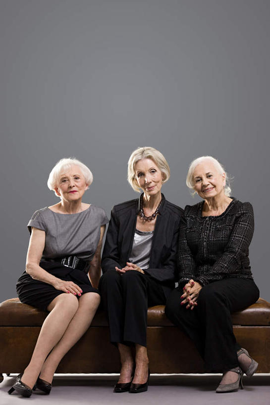 西方人,三个人,伙伴,朋友,坐,笑,微笑,竖图,室内,白天,正面,高跟鞋,时尚,友谊,项链,鞋子,椅子,欧洲,欧洲人,一排,灰色背景,服装,整齐,木椅,注视,休闲装,装饰品,排列,衣服,饰品,首饰,观察,看,休闲,休闲服,摄影,服饰,影棚,观看,察看,队列,关注,时髦,时兴,友情,老年女性,女人,女性,白种人,坐着,彩图,全身,影棚拍摄,拍摄