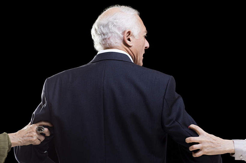 西方人,手,三个人,家庭,夫妻,拉,横图,室内,白天,衬衫,西装,爱情,欧洲,欧洲人,黑色背景,套装,正装,领带,浪漫,注视,职业装,装饰品,背面,戒指,饰品,首饰,观察,看,温暖,温馨,一家人,手部,恩爱,恋人,摄影,影棚,观看,信物,和睦,察看,权利,关注,手饰,老年男性,老年女性,男人,男性,女人,女性,白种人,夫妇,情侣,半身,彩图,影棚拍摄,衬衣,拍摄,伴侣,融洽