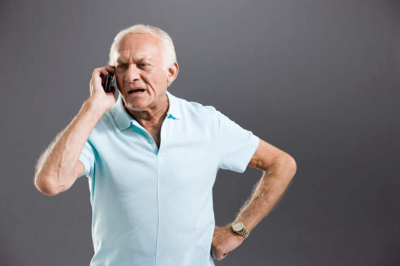 西方人,一个人,站,打电话,横图,室内,白天,正面,电话,手机,欧洲,欧洲人,仅一个男性,仅一个人,握,灰色背景,服装,时间,时钟,手表,拿,计时,拿着,注视,休闲装,通讯设备,手叉腰,衣服,钟表,叉腰,观察,看,站着,仅一个老年男性,休闲,休闲服,表,握着,摄影,服饰,影棚,观看,腕表,察看,关注,交流,老年男性,男人,男性,白种人,钟,沟通,通话,站立,半身,彩图,影棚拍摄,拍摄