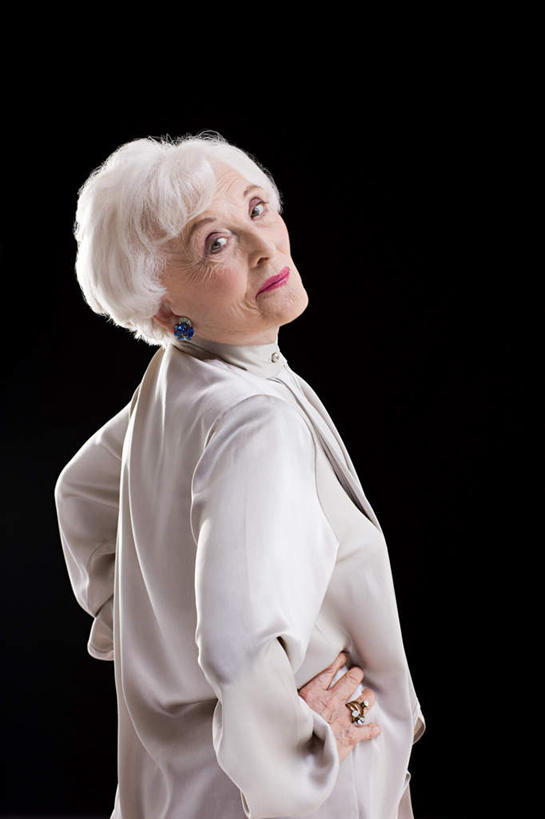 西方人,一个人,站,竖图,室内,白天,侧面,爱情,欧洲,欧洲人,仅一个女性,仅一个人,黑色背景,服装,浪漫,注视,休闲装,手叉腰,装饰品,衣服,戒指,饰品,首饰,叉腰,观察,看,站着,休闲,休闲服,恩爱,摄影,服饰,仅一个老年女性,影棚,观看,信物,察看,双手叉腰,权利,关注,手饰,老年女性,女人,女性,白种人,抬头,仰头,站立,半身,彩图,影棚拍摄,拍摄