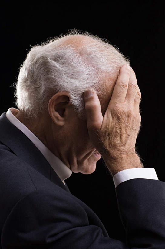 西方人,脸,头,脸颊,手,头发,一个人,摸,竖图,室内,特写,白天,侧面,衬衫,西装,失败,欧洲,欧洲人,仅一个男性,仅一个人,抚摸,黑色背景,套装,正装,沮丧,领带,职业装,白色,仅一个老年男性,难受,手部,无奈,摄影,影棚,失望,悲伤,伤心,难过,失落,颓废,挫败,受挫,落败,落空,错过,失足,失意,失策,失算,颓丧,衰颓,悲哀,懊丧,颓靡,气馁,丧气,败北,挫折,失利,老年男性,男人,男性,白种人,头部,直发,脸部,脸蛋,面部,触摸,接触,半身,彩图,影棚拍摄,衬衣,拍摄,短发