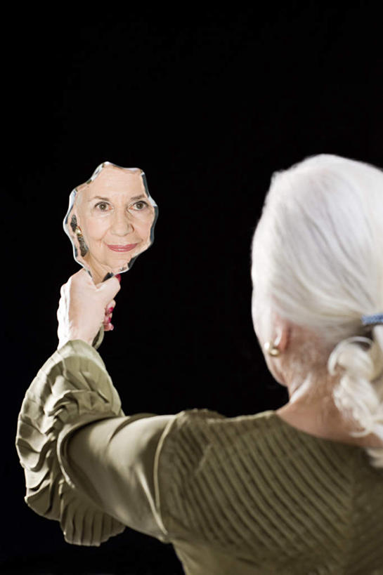 西方人,头发,一个人,笑,微笑,竖图,室内,白天,化妆,美容,镜子,欧洲,欧洲人,仅一个女性,仅一个人,握,黑色背景,服装,反射,拿,拿着,注视,休闲装,背面,衣服,白色,化妆镜,观察,看,休闲,休闲服,握着,摄影,服饰,仅一个老年女性,影棚,观看,镜像,察看,镜面,关注,光学,老年女性,女人,女性,白种人,长发,卷发,半身,彩图,影棚拍摄,拍摄