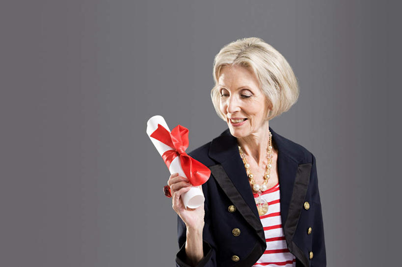 西方人,一个人,站,笑,微笑,露齿笑,横图,室内,白天,正面,项链,欧洲,欧洲人,仅一个女性,仅一个人,握,灰色背景,服装,丝绸,丝带,文凭,缎带,拿,拿着,注视,休闲装,绸带,装饰品,衣服,红色,饰品,首饰,观察,看,站着,休闲,休闲服,握着,摄影,服饰,仅一个老年女性,影棚,观看,察看,证书,关注,学位证,学位证书,老年女性,女人,女性,白种人,站立,半身,彩图,影棚拍摄,拍摄