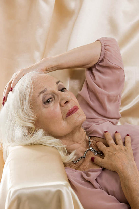 西方人,手,一个人,躺,摸,竖图,俯视,室内,白天,项链,欧洲,欧洲人,仅一个女性,仅一个人,抚摸,灰色背景,服装,装饰,丝绸,丝带,缎带,指甲油,注视,休闲装,绸带,装饰品,衣服,饰品,首饰,观察,看,休闲,手部,休闲服,摄影,服饰,仅一个老年女性,影棚,观看,华丽,修饰,点缀,察看,关注,衬托,美观,雅致,雅观,卧着,老年女性,女人,女性,白种人,触摸,接触,躺着,卧,半身,彩图,高角度拍摄,影棚拍摄,拍摄