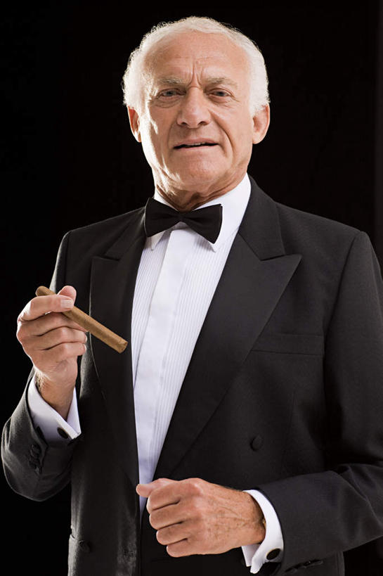 西方人,一个人,站,竖图,室内,白天,正面,衬衫,西装,香烟,欧洲,欧洲人,仅一个男性,仅一个人,握,黑色背景,套装,正装,领结,拿,拿着,注视,职业装,观察,看,站着,仅一个老年男性,享受,雪茄,烟,握着,摄影,影棚,观看,察看,关注,淡定,从容,老年男性,男人,男性,白种人,烟草,站立,半身,彩图,影棚拍摄,衬衣,拍摄