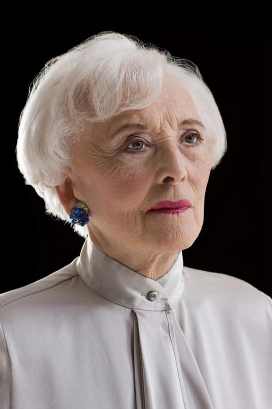 西方人,脸,头,脸颊,头发,一个人,竖图,室内,特写,白天,正面,化妆,美容,欧洲,欧洲人,仅一个女性,仅一个人,护肤,黑色背景,服装,注视,休闲装,衣服,白色,耳环,观察,看,保养,享受,休闲,休闲服,放松,保健,摄影,服饰,仅一个老年女性,影棚,观看,察看,关注,养颜,耳饰,老年女性,女人,女性,白种人,头部,直发,脸部,脸蛋,面部,半身,彩图,影棚拍摄,拍摄,短发