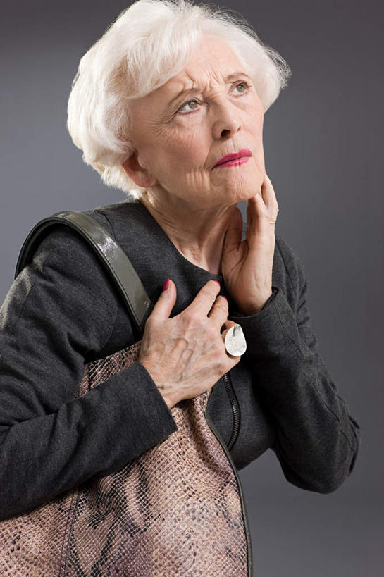 西方人,脸,头,脸颊,手,一个人,摸,竖图,室内,白天,正面,爱情,化妆,美容,欧洲,欧洲人,仅一个女性,仅一个人,抚摸,护肤,握,灰色背景,服装,包,皮包,浪漫,拿,拿着,注视,休闲装,装饰品,衣服,戒指,饰品,首饰,观察,看,保养,享受,休闲,手部,休闲服,恩爱,放松,握着,保健,摄影,服饰,仅一个老年女性,影棚,观看,单肩包,信物,察看,权利,关注,养颜,手饰,老年女性,女人,女性,白种人,头部,脸部,脸蛋,面部,触摸,接触,半身,彩图,影棚拍摄,拍摄