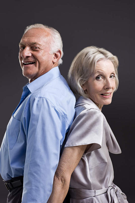 西方人,老年人,两个人,家庭,夫妻,站,笑,微笑,露齿笑,竖图,室内,白天,侧面,爱情,安全,欧洲,欧洲人,灰色背景,服装,浪漫,依靠,注视,休闲装,衣服,观察,看,倚靠,站着,背靠背,休闲,温暖,温馨,一家人,休闲服,恩爱,背对背,恋人,摄影,服饰,影棚,观看,和睦,察看,关注,信任,老年男性,老年女性,男人,男性,女人,女性,白种人,夫妇,情侣,站立,半身,彩图,影棚拍摄,拍摄,伴侣,融洽