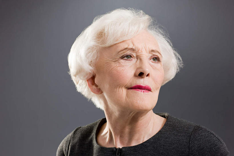 西方人,脸,头,脸颊,头发,一个人,横图,室内,特写,白天,正面,化妆,美容,欧洲,欧洲人,仅一个女性,仅一个人,护肤,灰色背景,服装,注视,休闲装,衣服,白色,观察,看,保养,享受,休闲,休闲服,放松,保健,摄影,服饰,仅一个老年女性,影棚,观看,察看,关注,养颜,老年女性,女人,女性,白种人,头部,直发,脸部,脸蛋,面部,半身,彩图,影棚拍摄,拍摄,短发