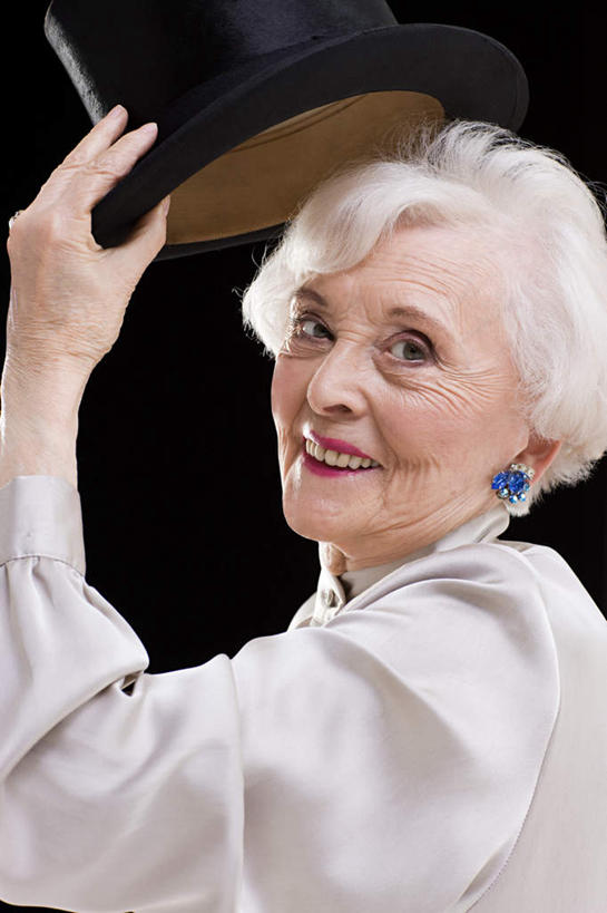 西方人,脸,头,脸颊,手,头发,一个人,笑,微笑,露齿笑,竖图,室内,特写,白天,侧面,化妆,美容,帽子,欧洲,欧洲人,仅一个女性,仅一个人,护肤,握,黑色背景,服装,拿,拿着,注视,礼帽,衣服,白色,耳环,观察,看,保养,享受,休闲,手部,放松,握着,保健,摄影,服饰,仅一个老年女性,影棚,观看,察看,衣着,穿着,关注,表演服,演出服,养颜,耳饰,衣饰,道具服,老年女性,女人,女性,白种人,头部,直发,脸部,脸蛋,面部,半身,彩图,影棚拍摄,拍摄,短发