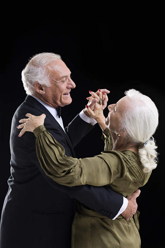 西方人,老年人,两个人,家庭,夫妻,站,握手,抱,笑,微笑,露齿笑,竖图,室内,白天,侧面,衬衫,西装,爱情,跳舞,欧洲,欧洲人,黑色背景,套装,服装,正装,领带,浪漫,注视,休闲装,职业装,相视,衣服,观察,看,站着,休闲,温暖,温馨,一家人,面对面,休闲服,恩爱,恋人,摄影,服饰,影棚,抱着,观看,对视,和睦,察看,互视,搂着,关注,相对,舞姿,相看,老年男性,老年女性,男人,男性,女人,女性,白种人,夫妇,情侣,搀手,怀抱,拉手,搂,搂抱,手搀手,手拉手,手牵手,手握手,相抱,拥抱,站立,半身,彩图,影棚拍摄,衬衣,拍摄,舞蹈,伴侣,融洽