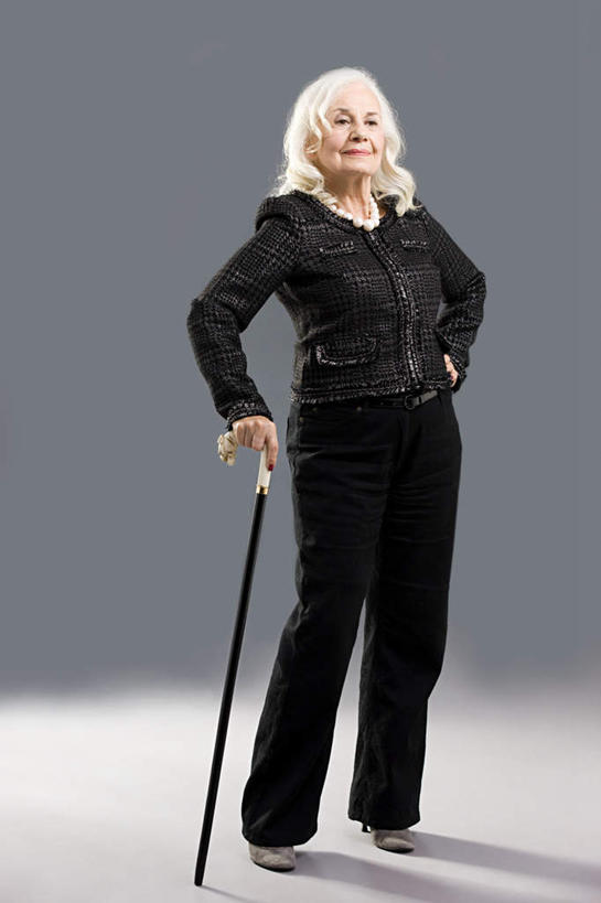 西方人,一个人,站,笑,微笑,露齿笑,竖图,室内,白天,正面,欧洲,欧洲人,仅一个女性,仅一个人,撑,握,灰色背景,服装,工具,拿,拿着,注视,休闲装,手叉腰,衣服,叉腰,观察,看,站着,休闲,休闲服,器械,握着,摄影,服饰,仅一个老年女性,影棚,拐杖,观看,手杖,察看,撑着,关注,医疗器械,辅助设备,老年女性,女人,女性,白种人,站立,彩图,全身,影棚拍摄,拍摄